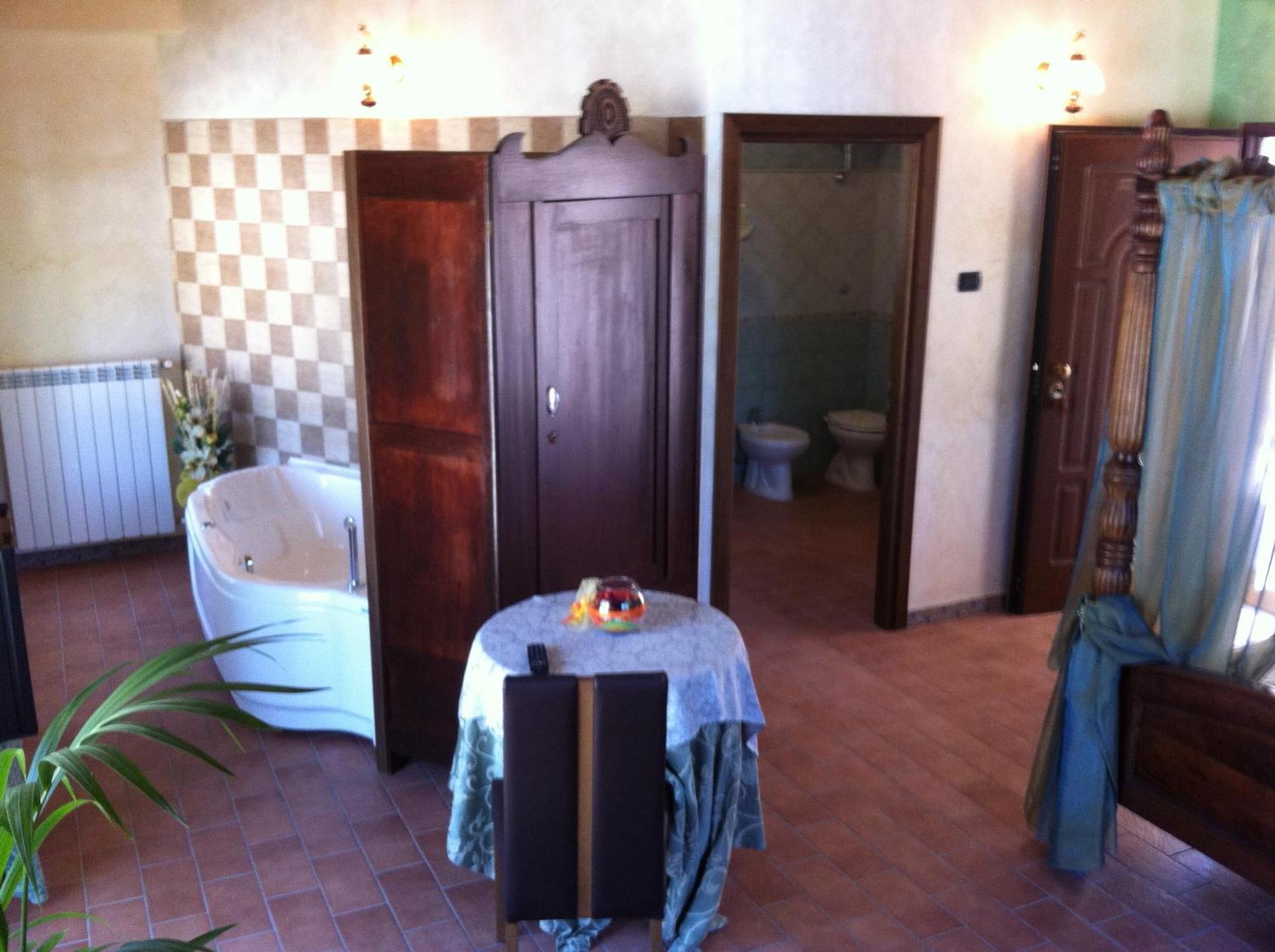 Hotel Il Feudo Dei Pierleoni 첼라노 객실 사진