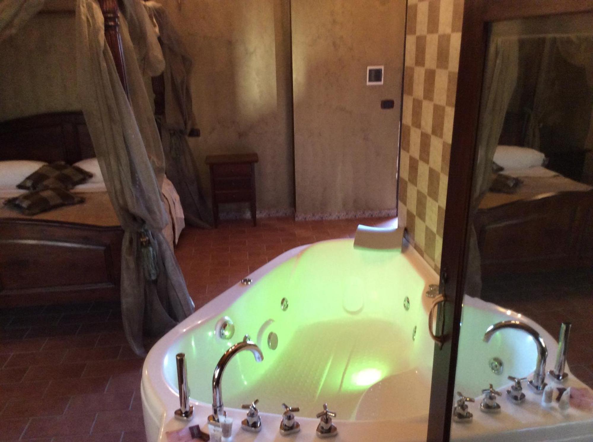 Hotel Il Feudo Dei Pierleoni 첼라노 객실 사진